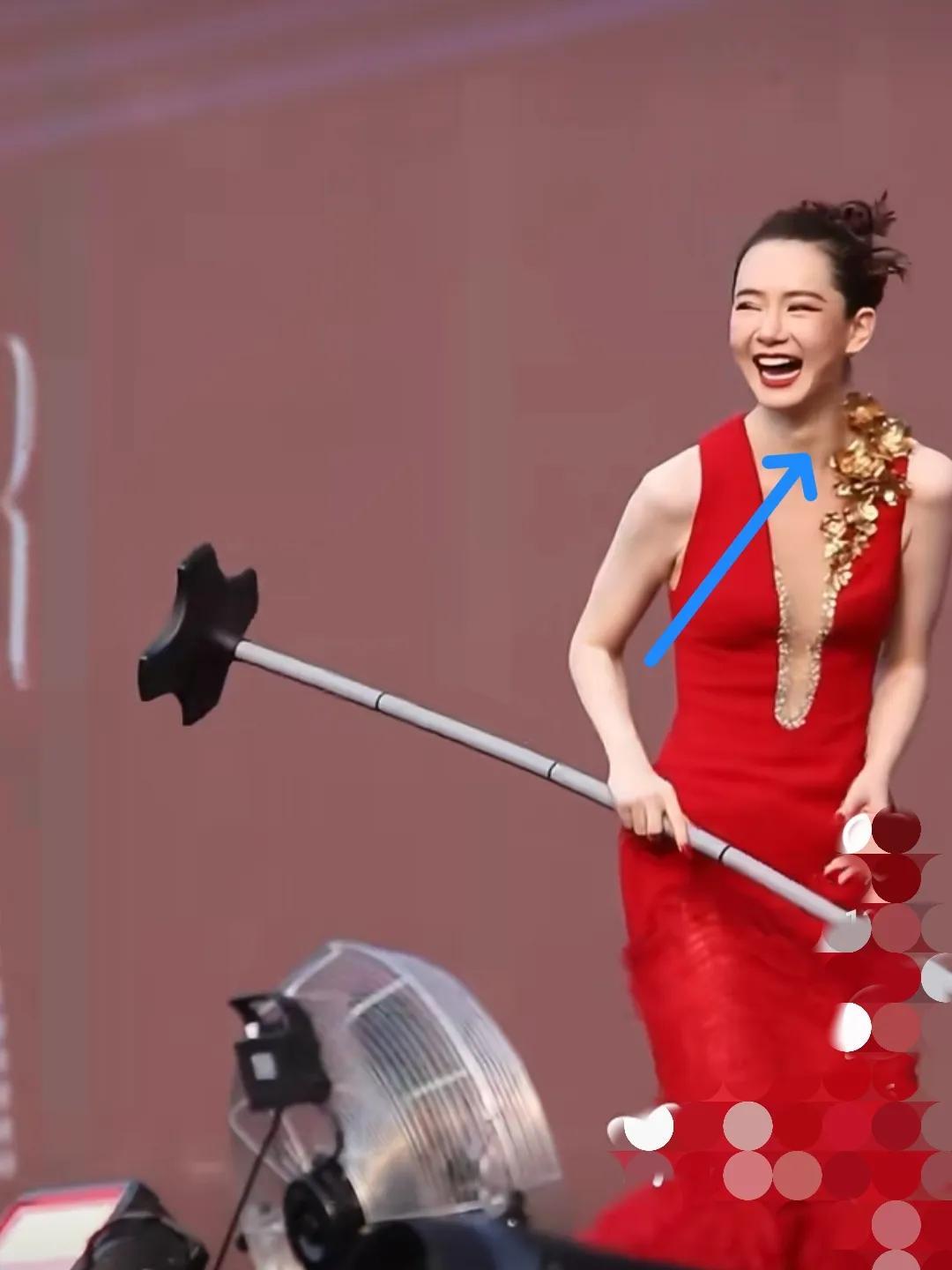 戚薇喉结凸出明显，像男人的脖子。身材这么有女人味，却有这么明显的喉结，多注意下甲
