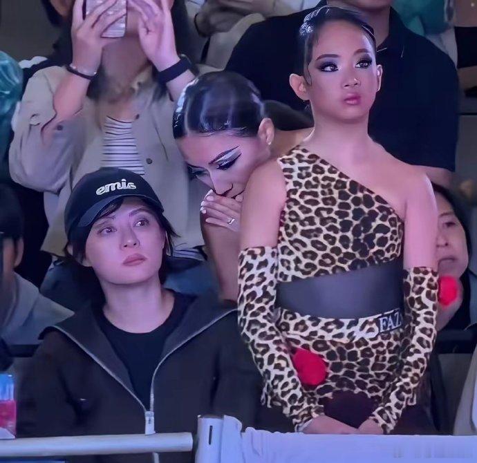 孙俪的女儿长得非常像邓超，一家的人都有艺术细胞。