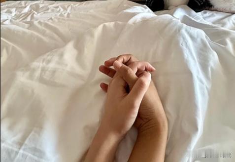 内蒙古，有个长相清纯的女生，同学给她介绍了一个男子，这男的约女子去公寓发生了关系
