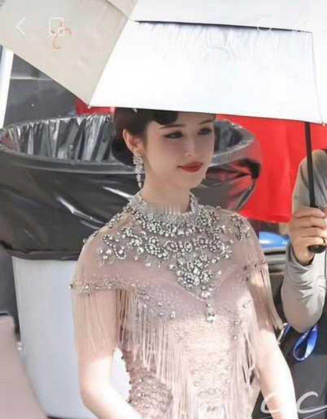 为啥王楚然老穿不太好看的衣服，反倒配角的造型都还挺出彩的
