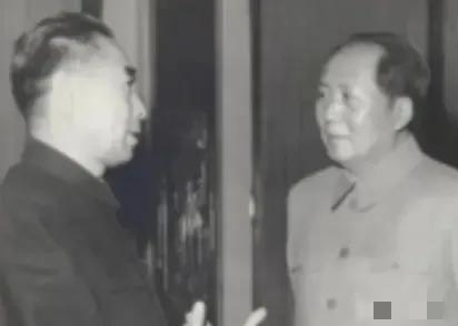 1964年，毛主席秘密地把周总理叫到办公室谈话。毛主席悄悄地说：“恩来，我有一