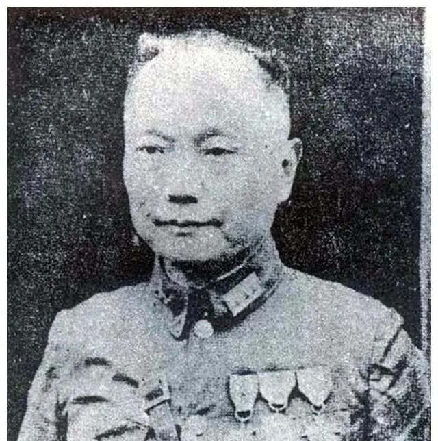 1937年11月，刘湘因吐血不止离开前线去汉口住院，川军将领唐式遵趁机交好蒋介石