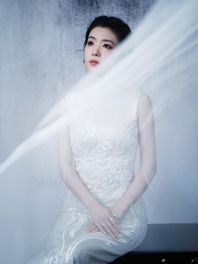【李云霄国泰民安脸】李云霄白旗袍好惊艳舞台+1~百花迎春晚会阵容官宣，李云霄也确