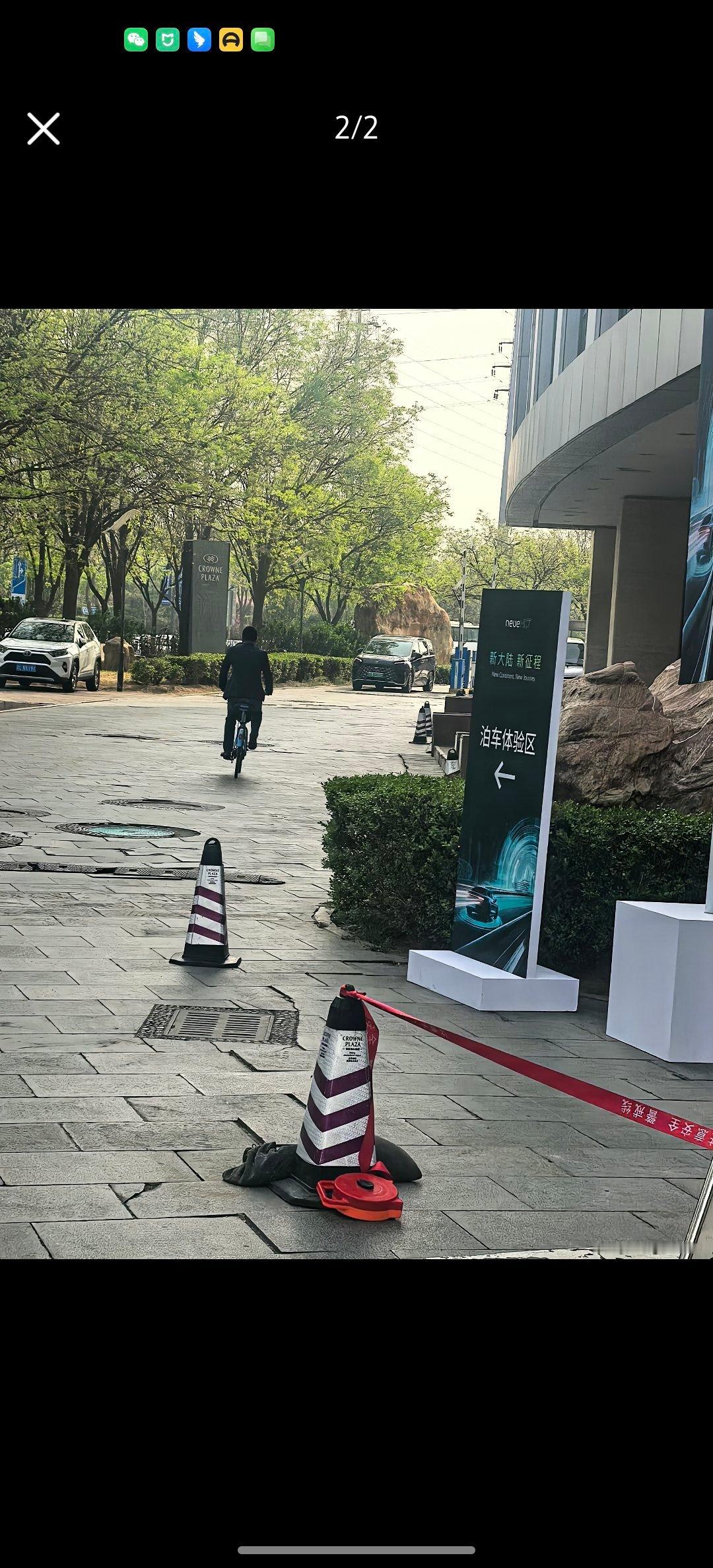 蔚来李斌骑共享单车来北京车展4月25日北京车展开幕，有网友拍到蔚来董事长疑似骑共