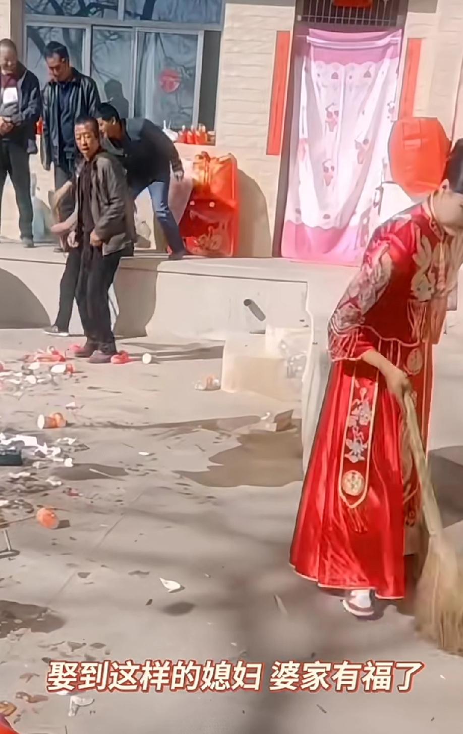 结婚当天新娘子就拿笤帚扫地，这样的新娘子娶到家里，婆家倒是有福了，不知道这新娘子