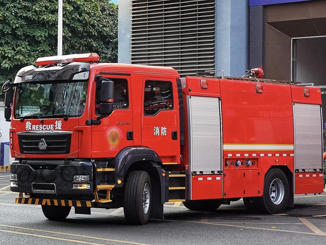 他们灭完了火，却没能回到家。2月19日下午四点多，湖南新化县炉观镇的一场大火被扑