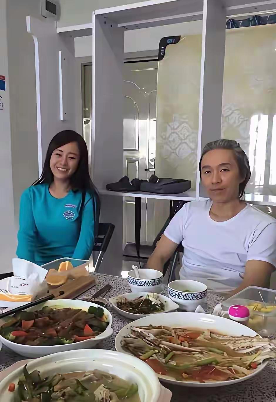 星爷旁边这个美女是谁啊？笑起来太好看了吧！