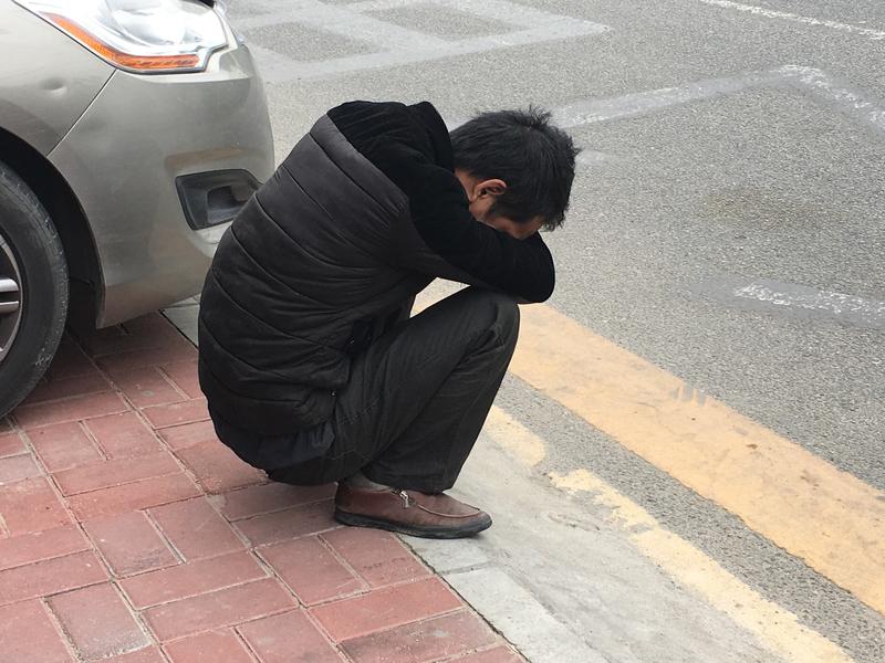 今年就业形势极为严峻，不少人都失去了工作。就拿我表弟来说，他在一家市属建筑国企上