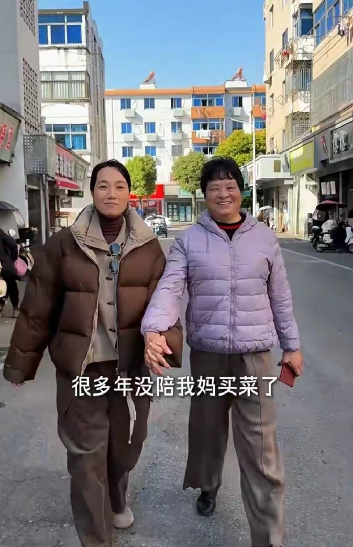 朱丹回绍兴老家，穿长田靴割茭白，摘菜拔萝卜，父母都很朴实​​​