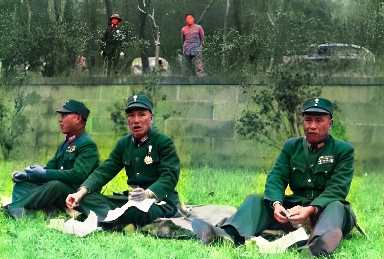 这是1946年2月19日，蒋中正在国民革命军阵亡将士纪念塔前野餐。他的左右两边分