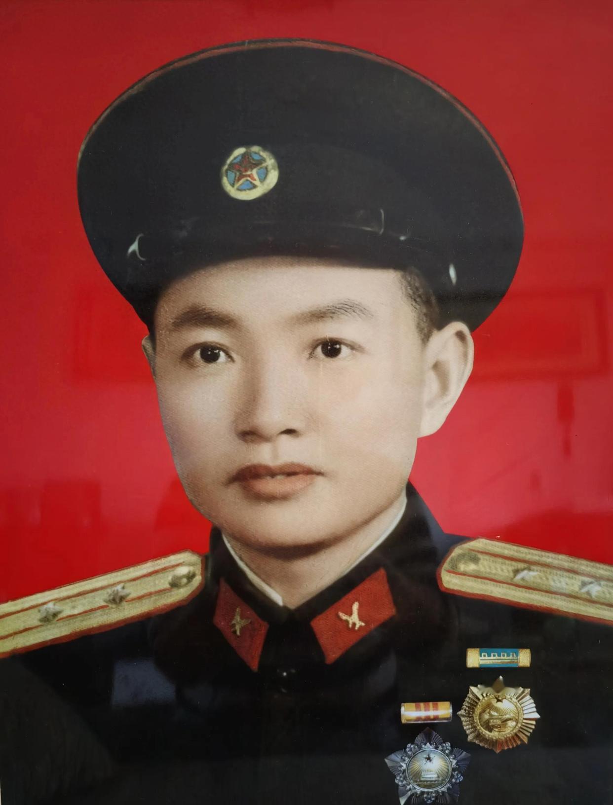 1955年或1961年大尉，1964年基本能晋升少校，领到了马裤呢大衣19