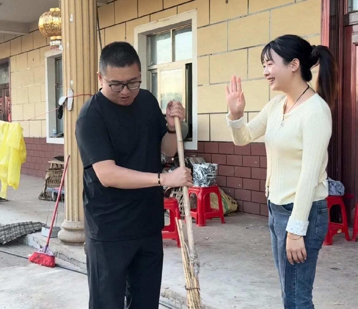 现在有钱也没用啊？表姐家儿子今年40岁了，清华毕业，在北京工作，有车有房，就是