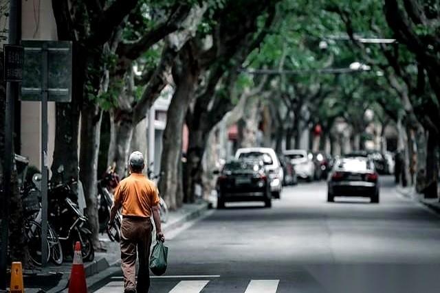 我天，刚看到一个说法，人都傻了。说那些天天坚持暴走、把散步当任务的老人，反而是