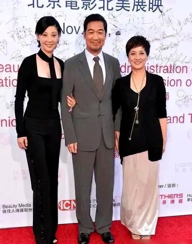 张国立掏出一张泛黄的老照片，现场瞬间安静。照片里的女孩18岁，眉眼间全是林青霞的影子。这人是邓婕。当