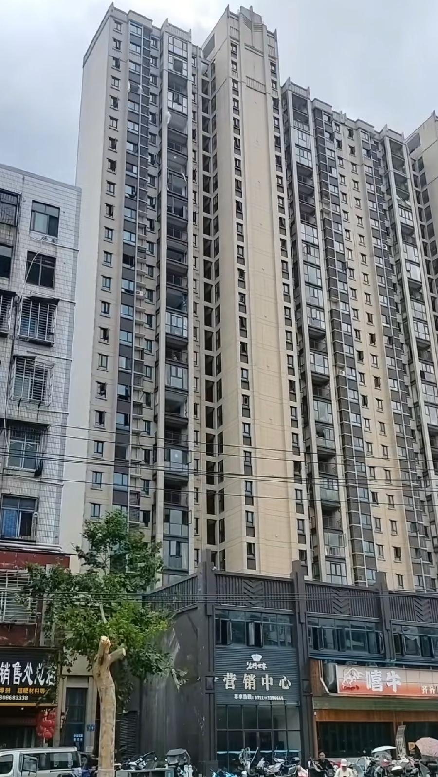 鄂州一家三口被大风卷走，一位自称哥哥同学的网友透露，同学受伤手上缝了20多针，父