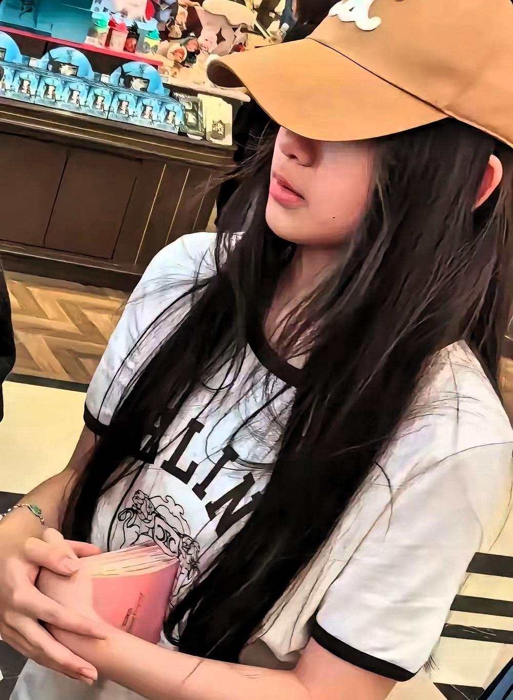 小玥儿她现在不亲近马筱梅,总是避开人,也不理会祖母,新的照护者,大家能看