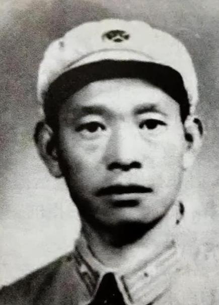1943年，宁亚川为炸鬼子军火库，他不得不接近汉奸的女儿巧云，在最后时刻拔枪相向