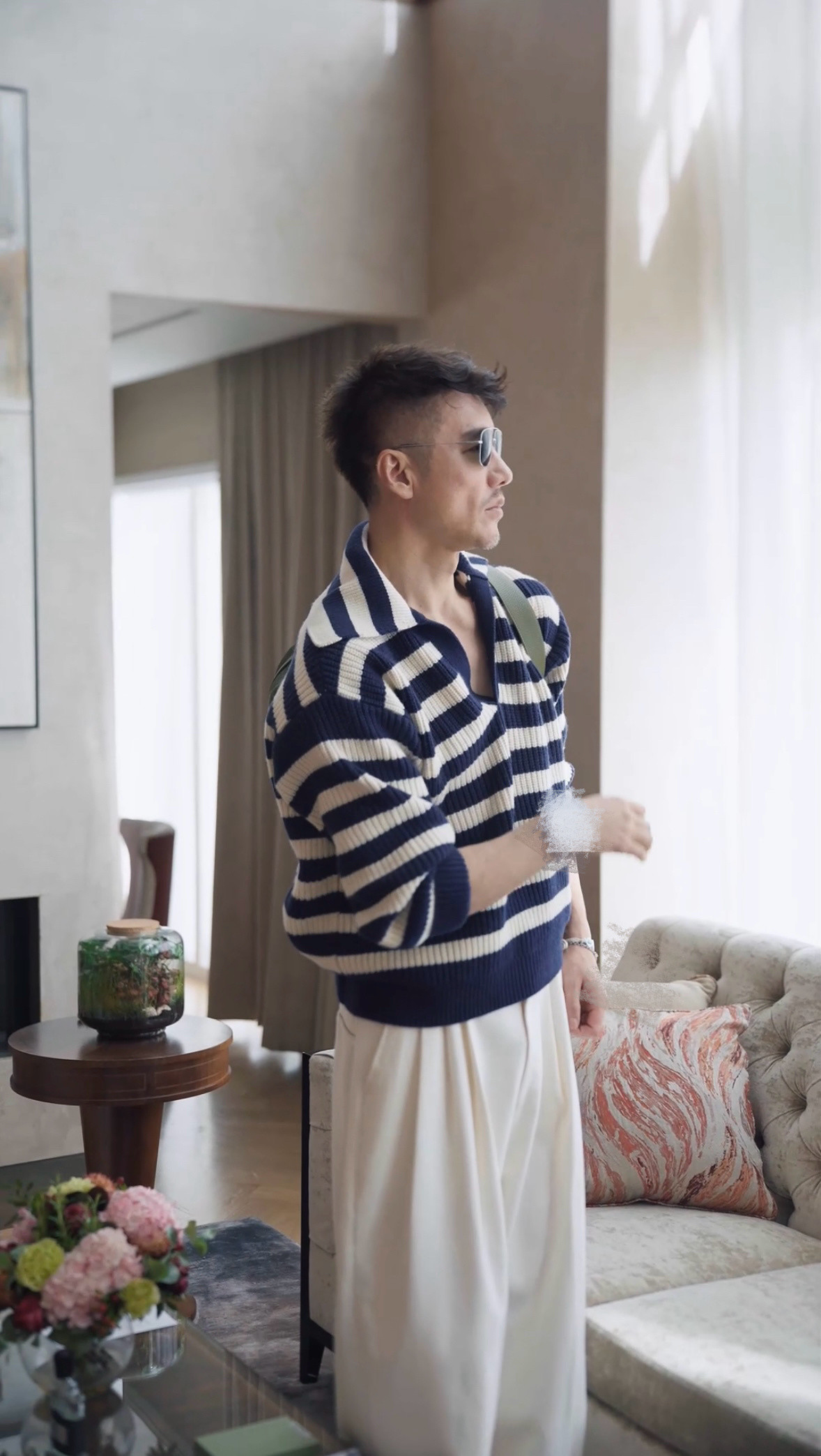 胡兵伦敦自驾发现胡兵在开车有个特点，他总能把实用性与时尚感完美结合。车窗外的风
