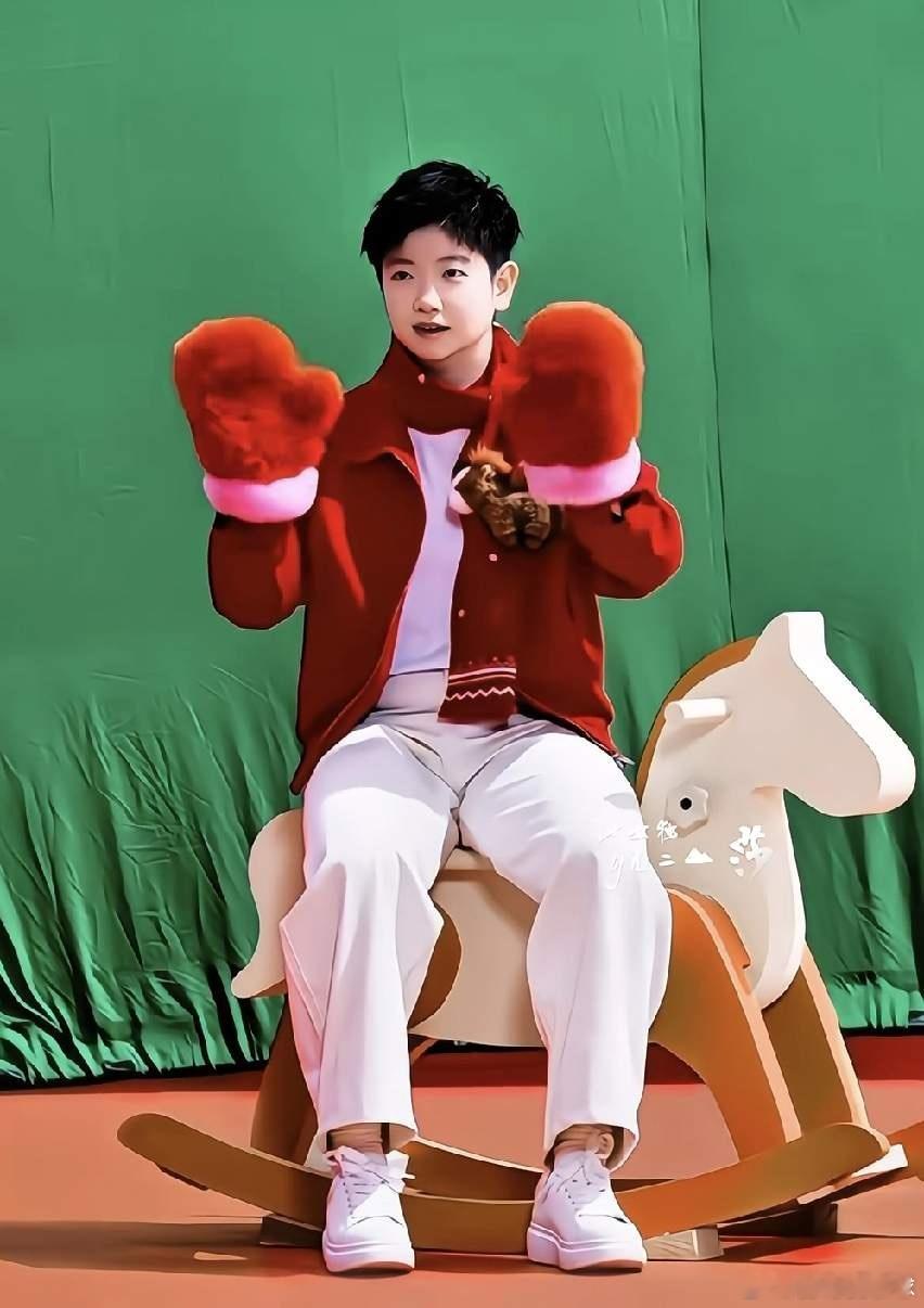 孙颖莎2026鲨骑马新形象坐着摇摇马，带着红手套，还对我抛媚眼，这谁家的可爱娃，