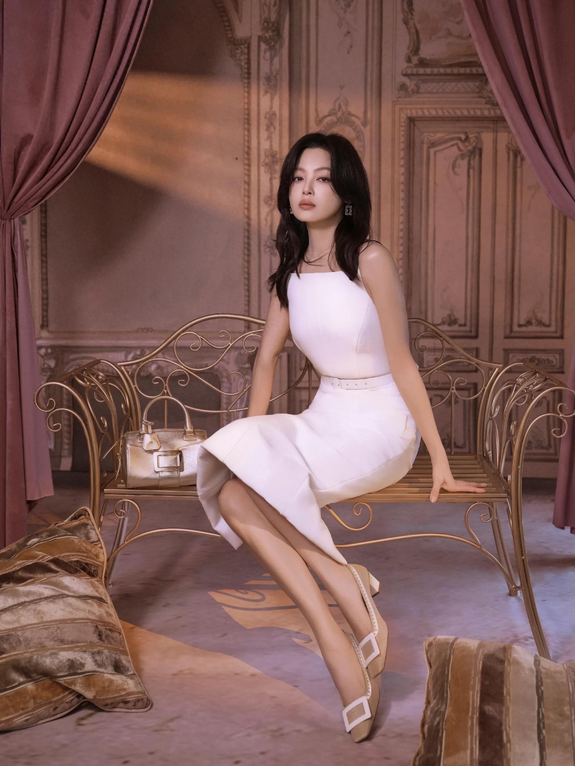 辛芷蕾复古白裙，油画美人