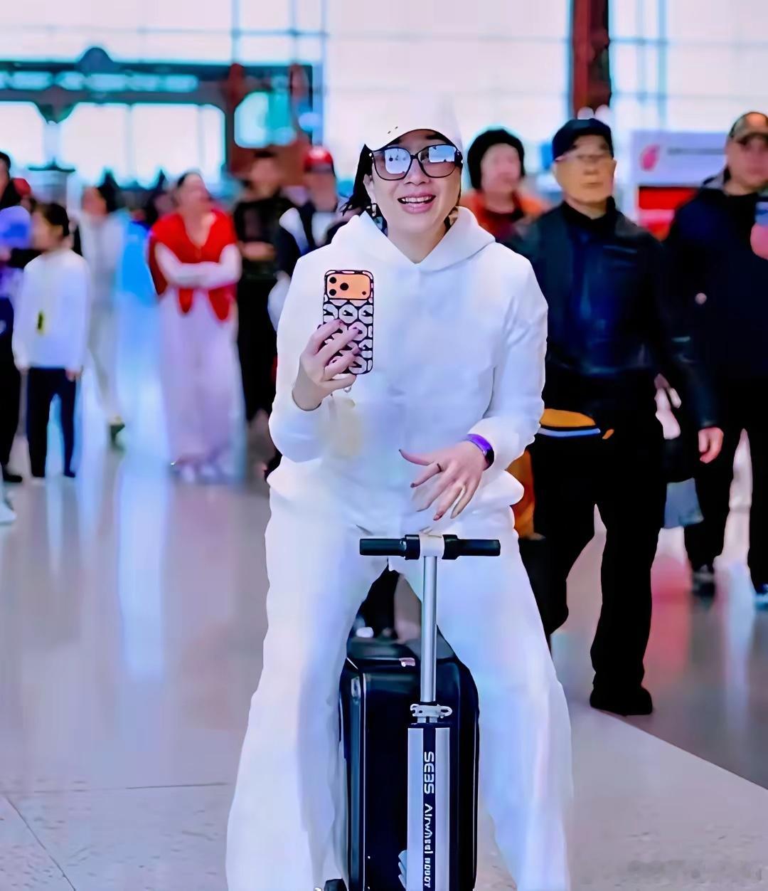 钟丽缇全家出国过年，三个女儿各有各的美，大女儿好像还带了男朋友！不得不说，她的大