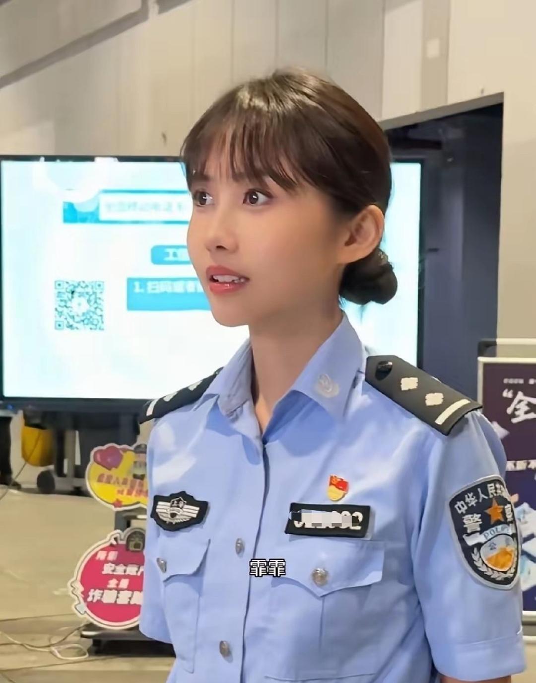 上海一女警察酷似邱淑贞，网友称比邱淑贞女儿还像邱淑贞，第一眼还以为是小昭，