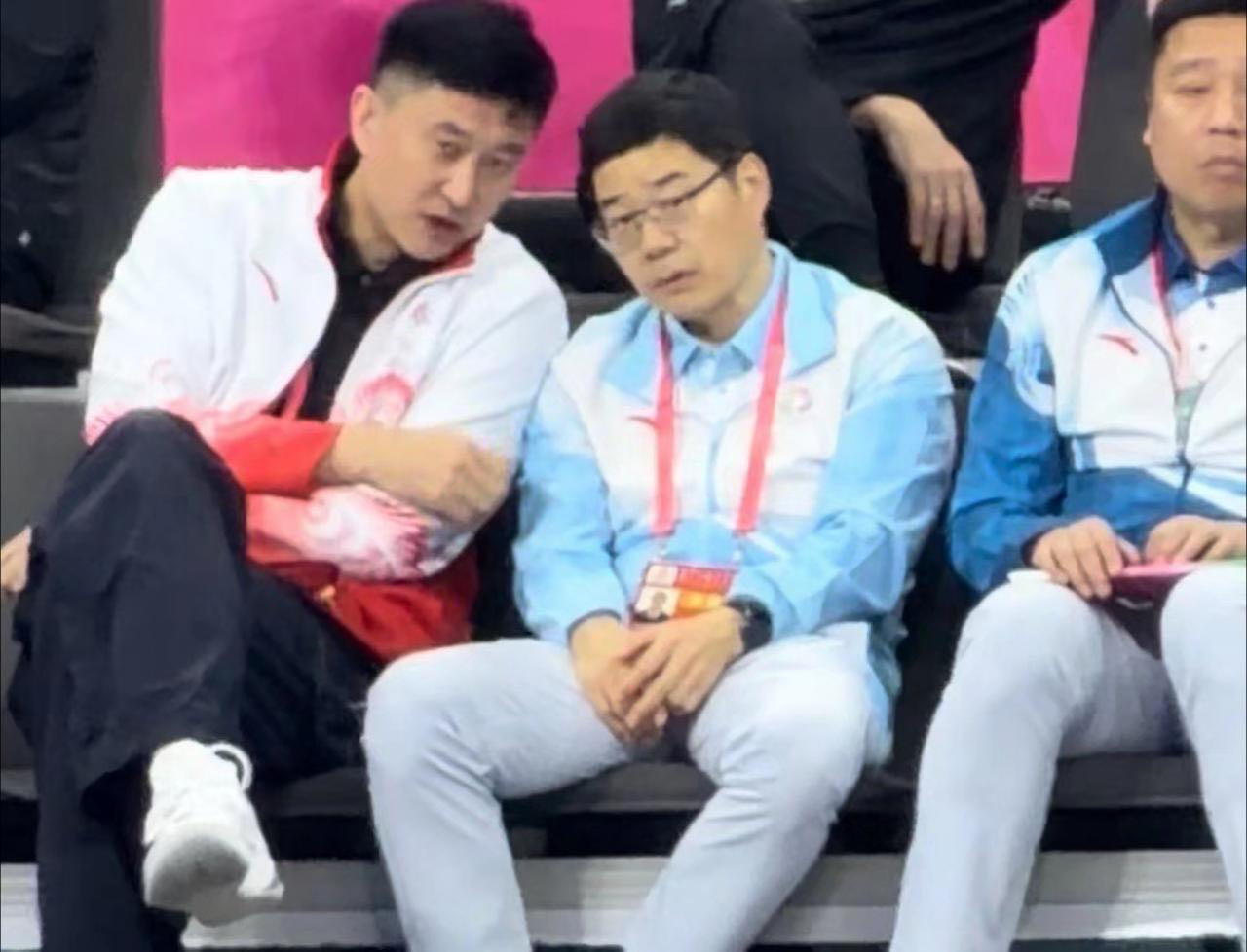 五年前咪咕大手笔拿下CBA转播权，算是帮了一把篮协。合同期满，篮协的人以为自己奇