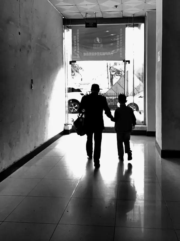 能感到现在社会充满了焦虑，大人焦虑挣不到钱，上有老下有小怕自己得病先倒下，还有没