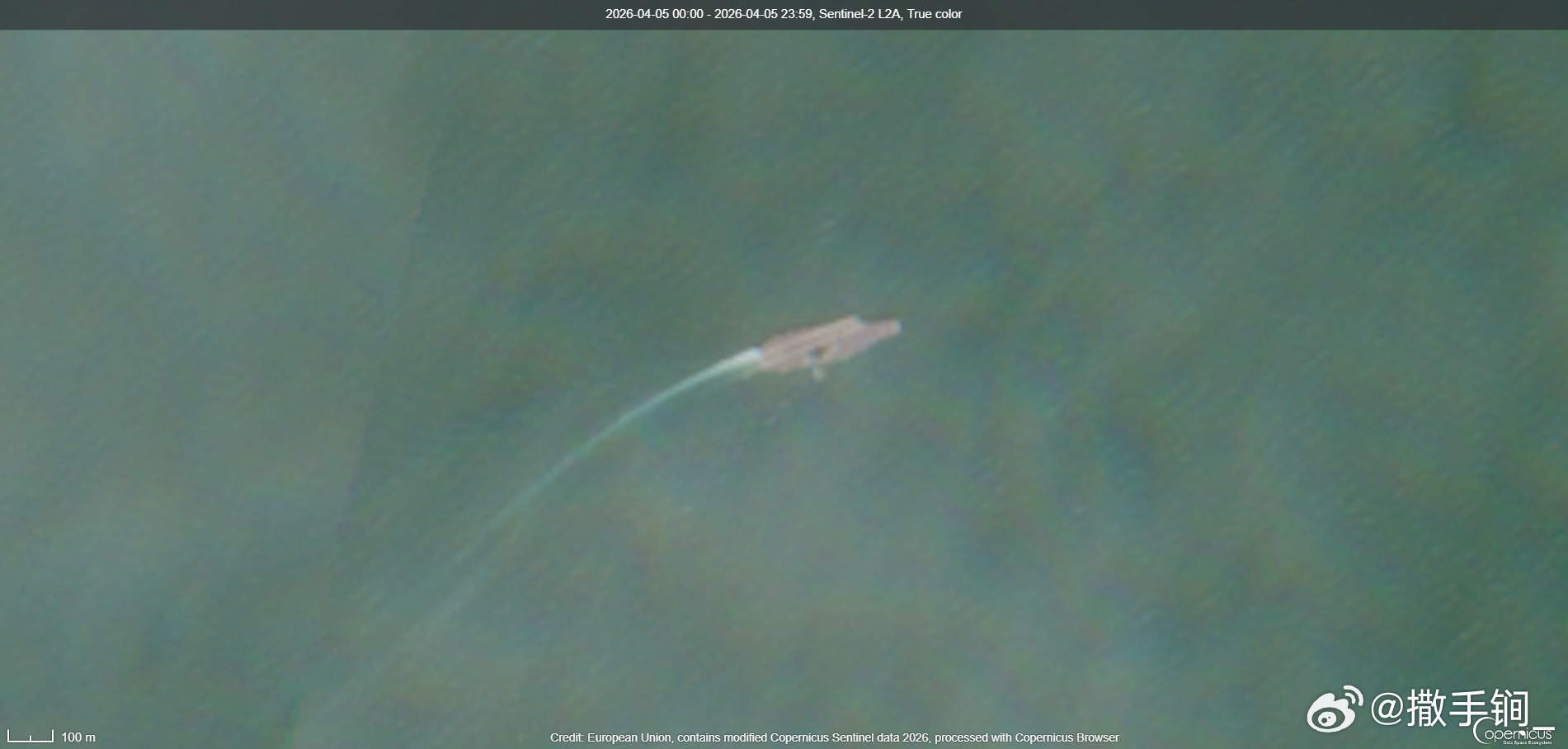 外网称福建舰继续在秦皇岛附近训练。一艘054A护卫舰在附近护航。福建舰