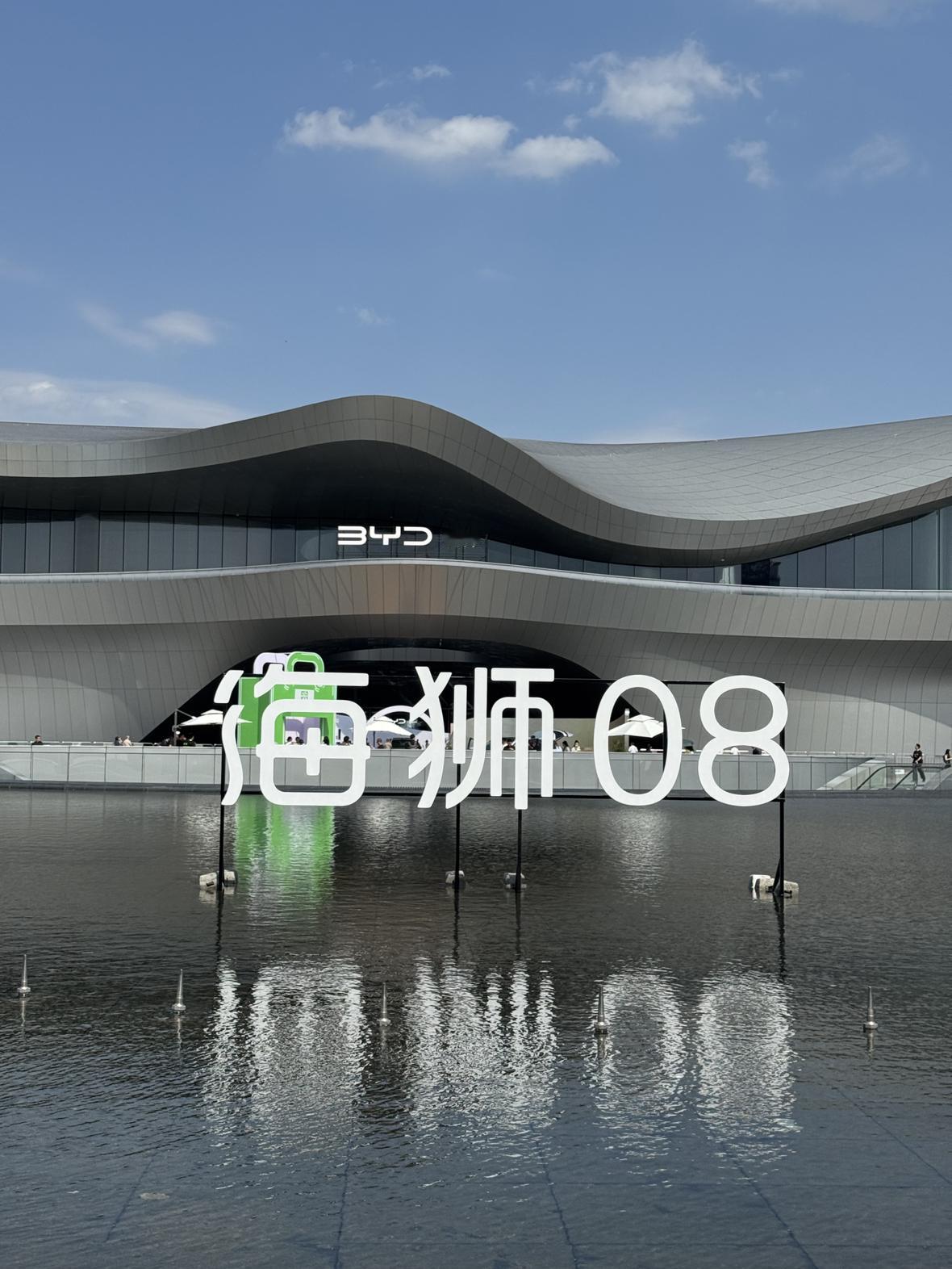 今天在成都，比亚迪海狮08上了，22.99万起。翻了下配置表，有点意外：空悬、后