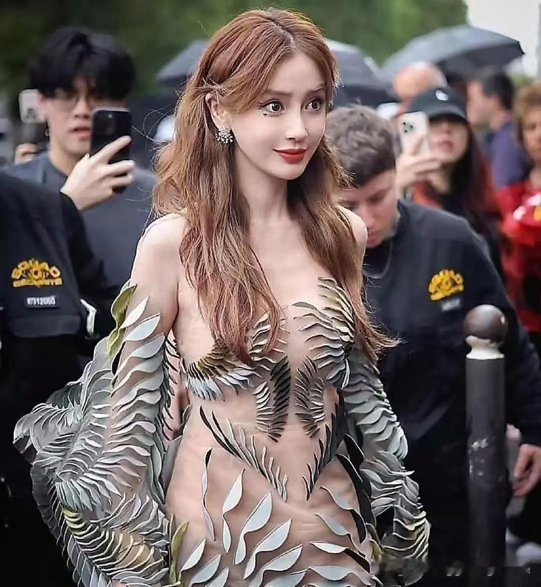 杨颖这辈子估计难进婚姻殿堂咯。倒不是还念着黄晓明，也不是儿子小海绵不乐意，主要是她现在这状态，估摸没