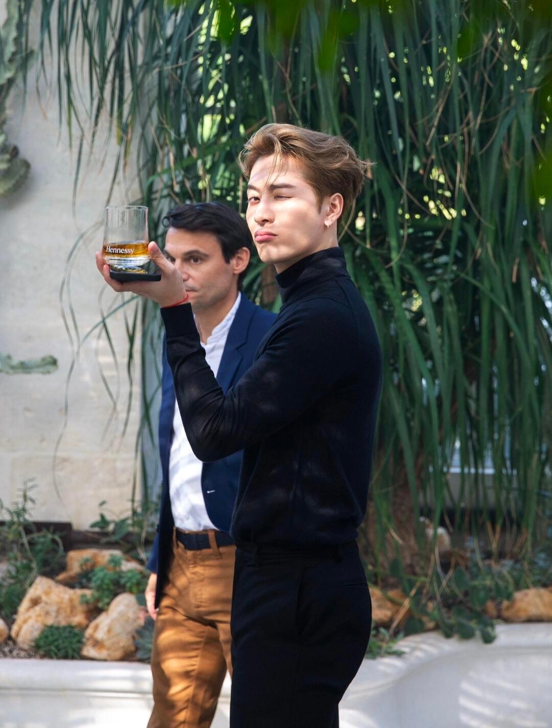 王嘉尔这个身材，当然得穿XL啦。