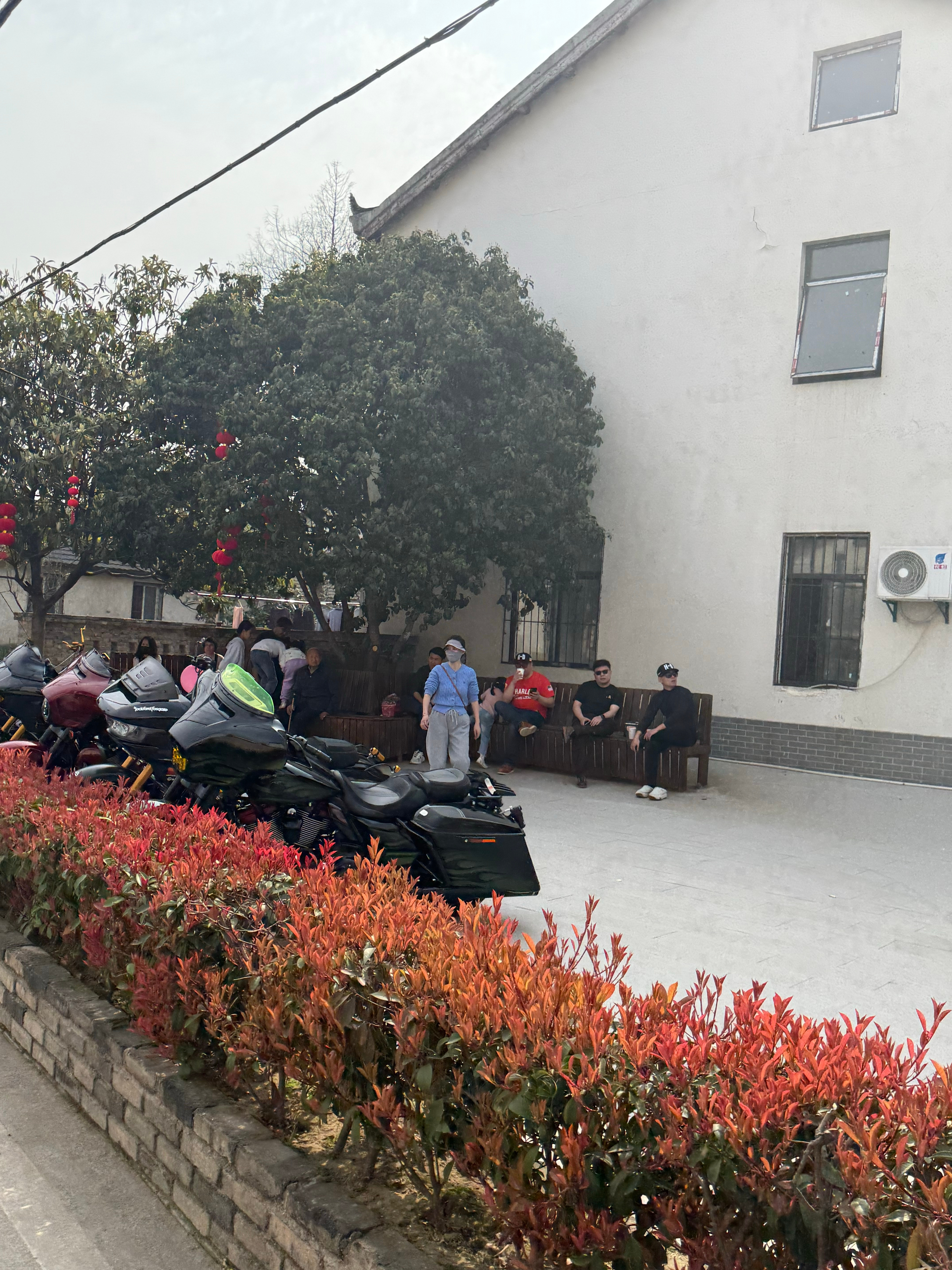 村里游客越来越多，不知道谁把进有进村口的门给放了两个大圆墩墩，因为每次回去都从这