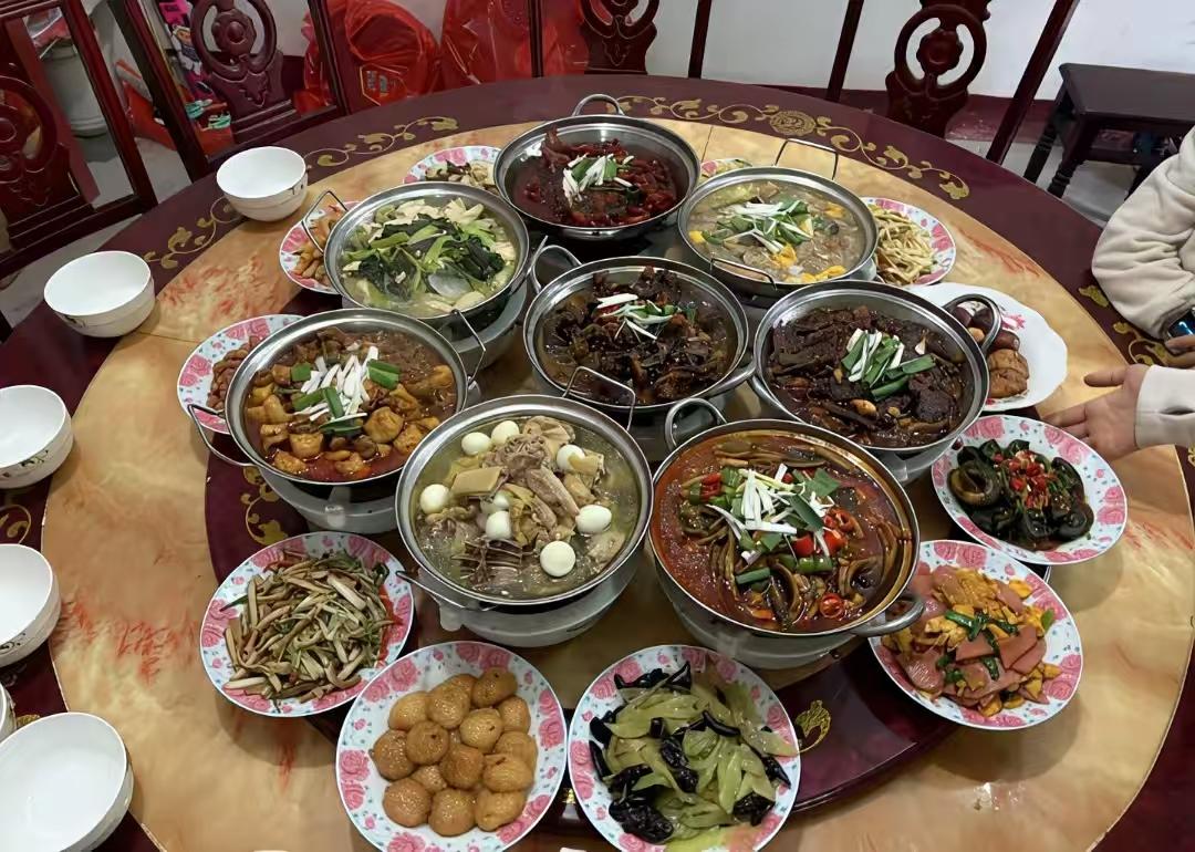 这应该是安徽的最高礼仪了吧？六安的菜，特点并不突出，名气也不大，但吃起来，下酒下