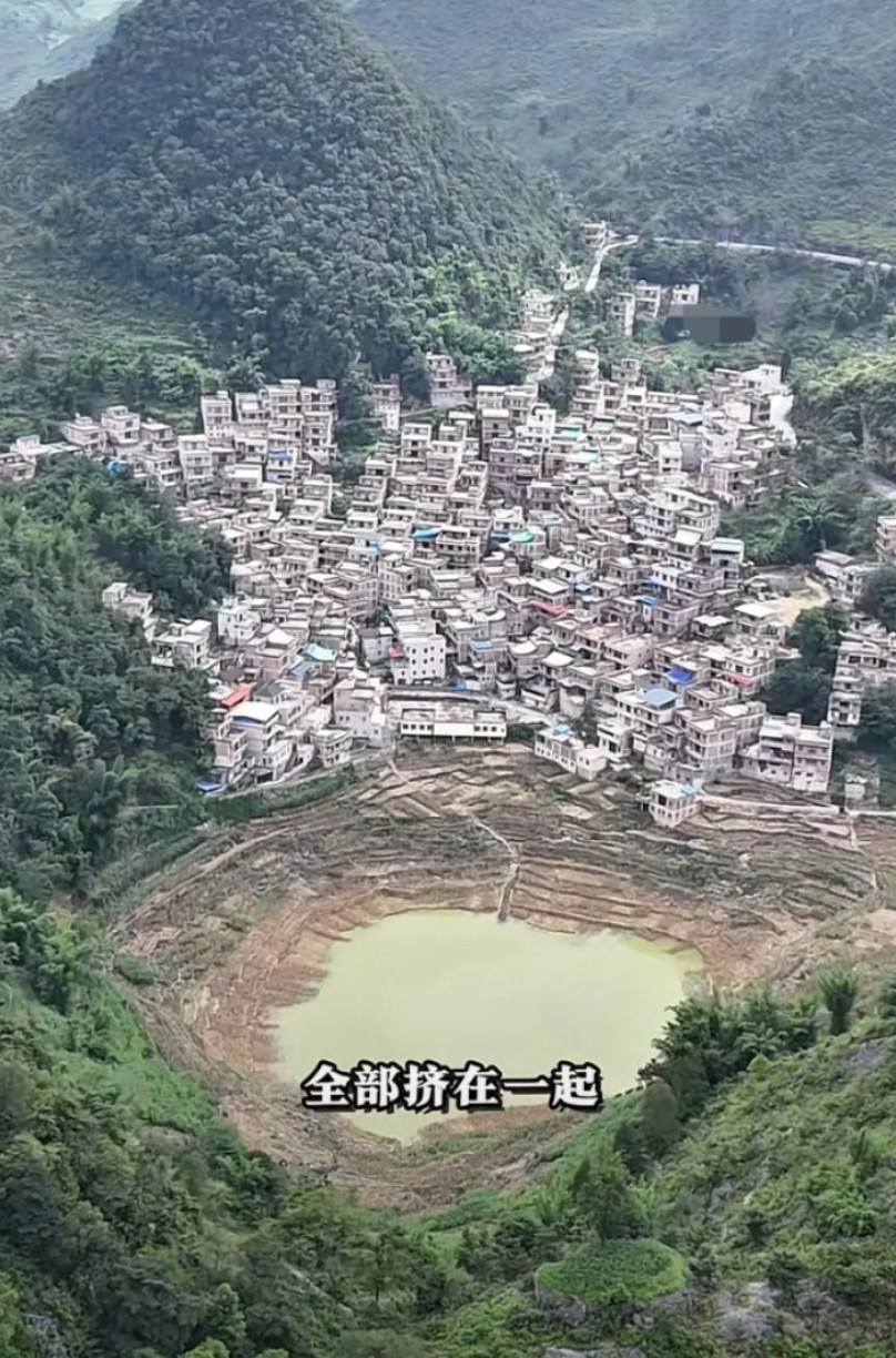 全村234户，一千多人，全部挤在一起，没有一户搬出去的！