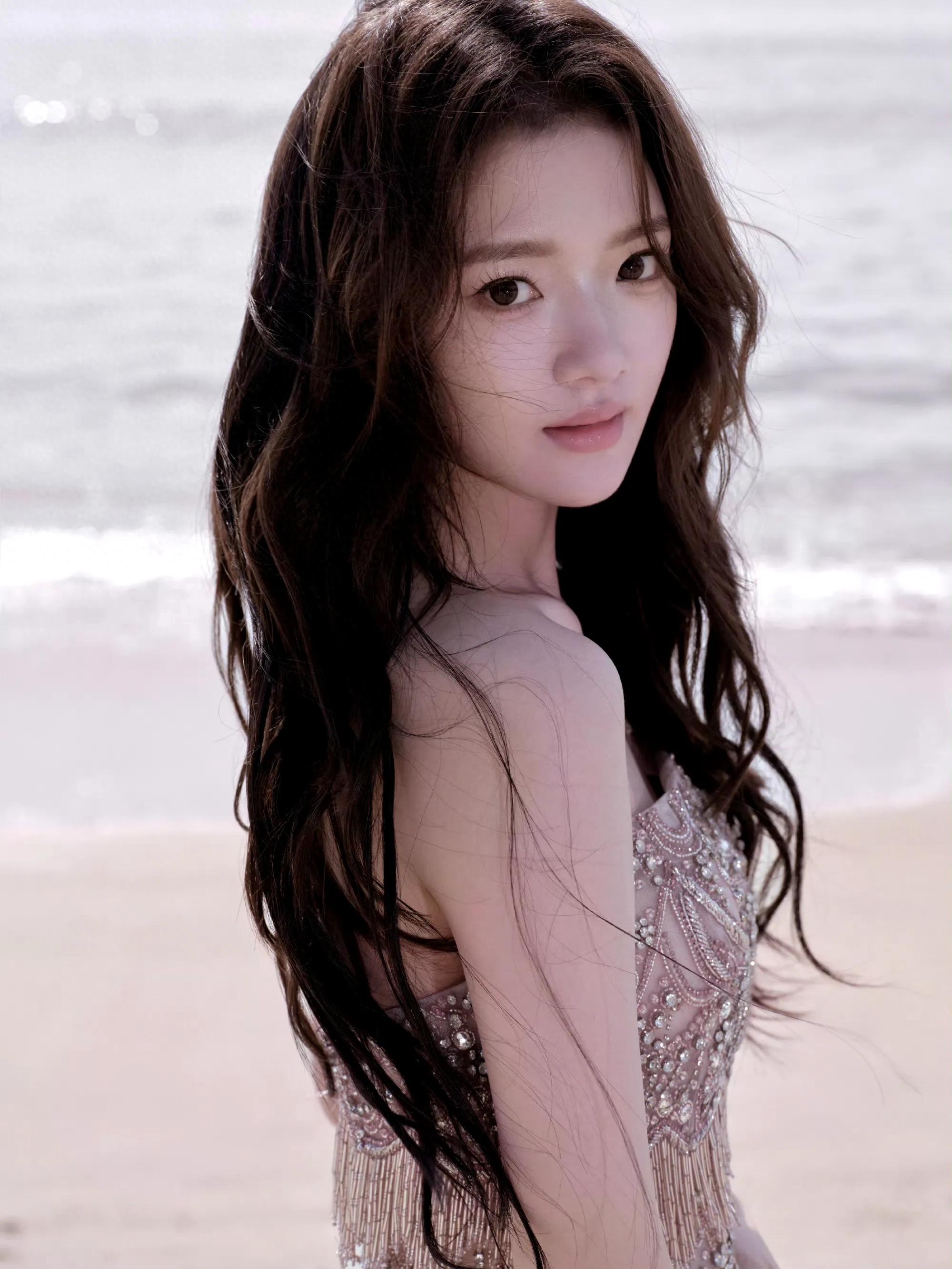 女星任敏海边美人鱼造型：优雅唯美！
