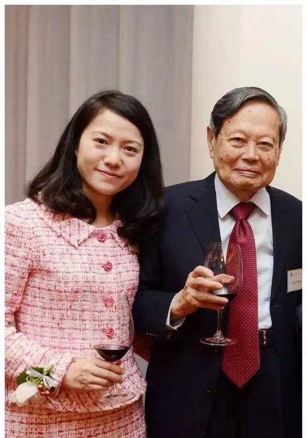 太让人感动了！103岁的杨振宁被问及身后事，他眼含热泪，嘴唇轻颤，吐露真情：“如