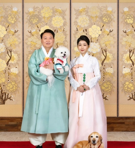 突发！韩国前总统尹锡悦遭突袭搜查，重要证据手机被扣刚刚，多家韩国媒体发布快讯称