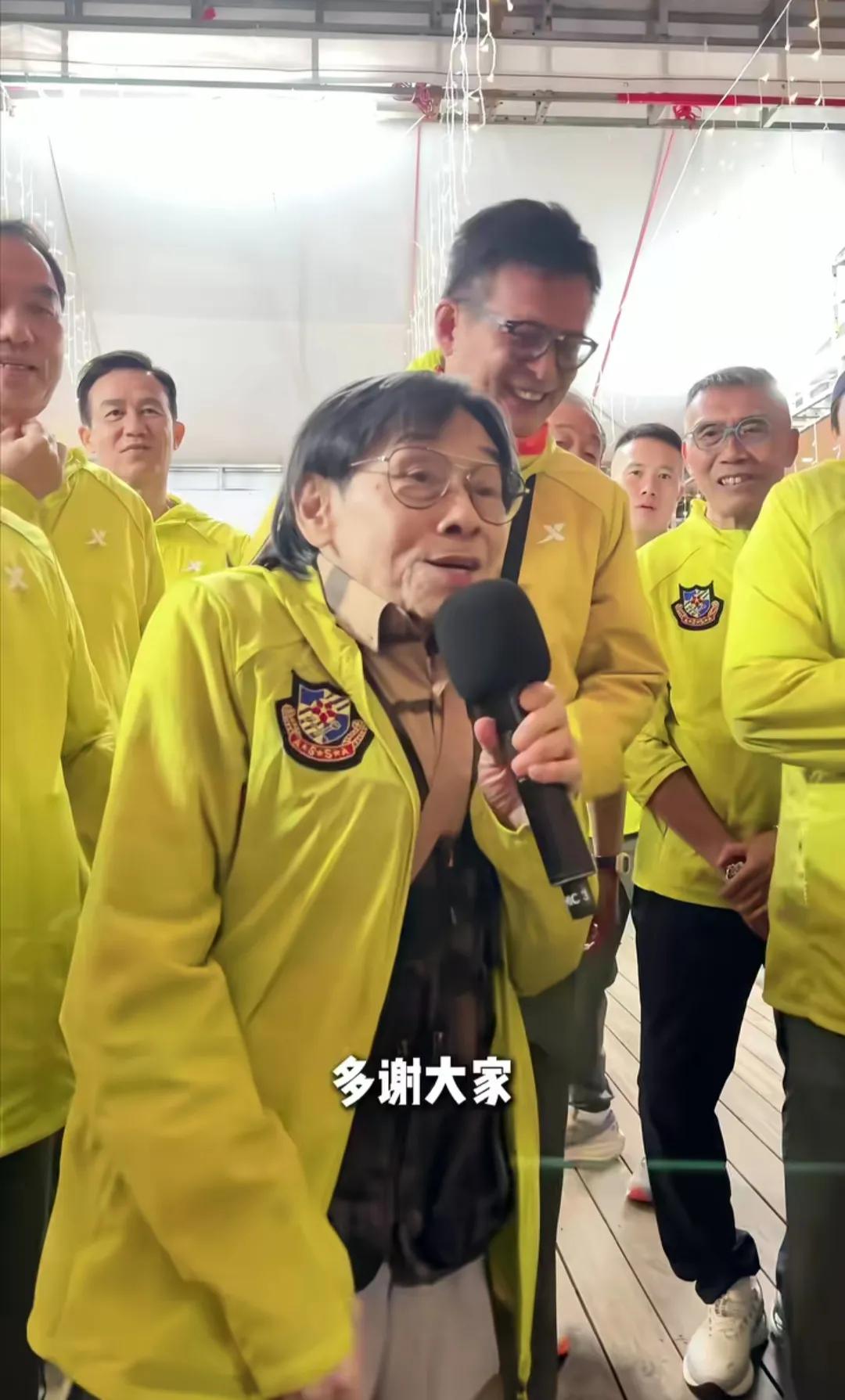 81岁泰迪罗宾随香港明星足球到惠州比赛，比曾志伟还矮一大截，气场却很强大4月2