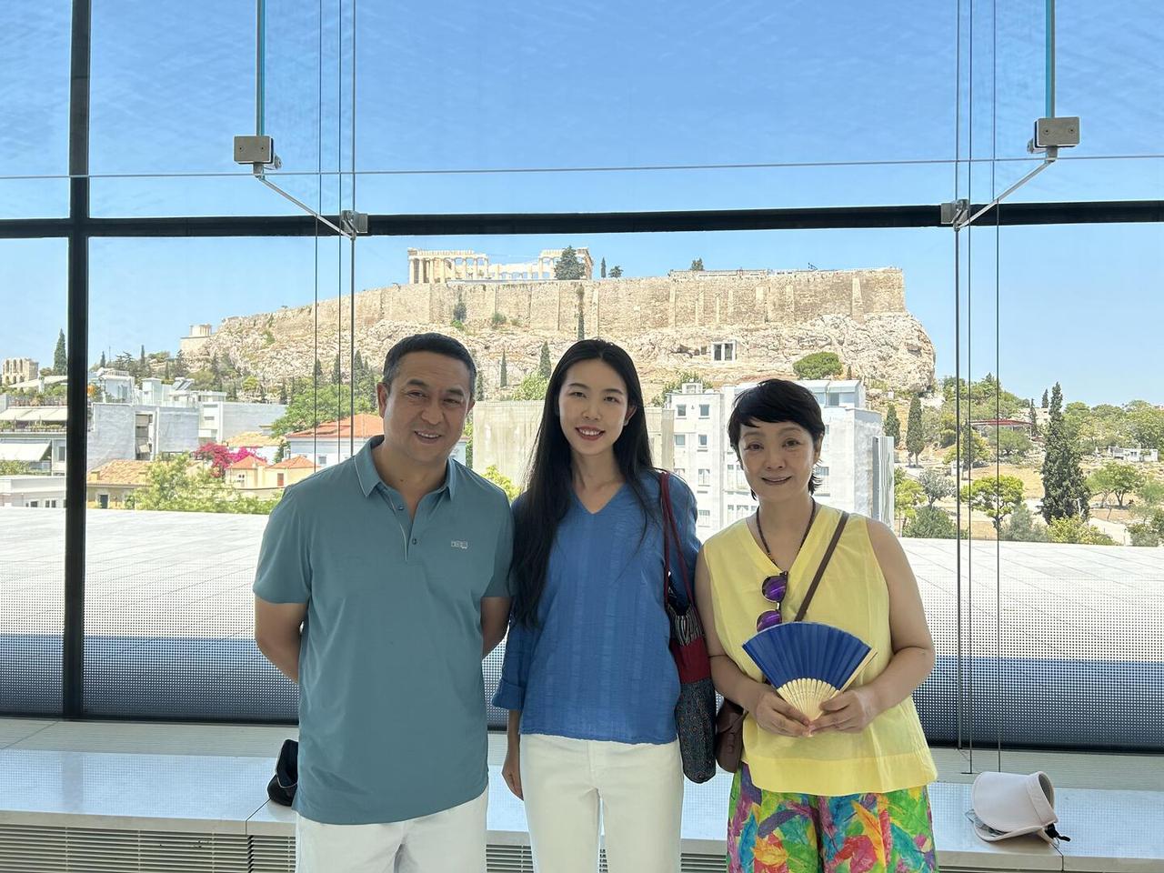 一句话：结婚19年，张嘉益（张嘉译）主外拍戏、王海燕主内顾家，日常就是西安买菜、