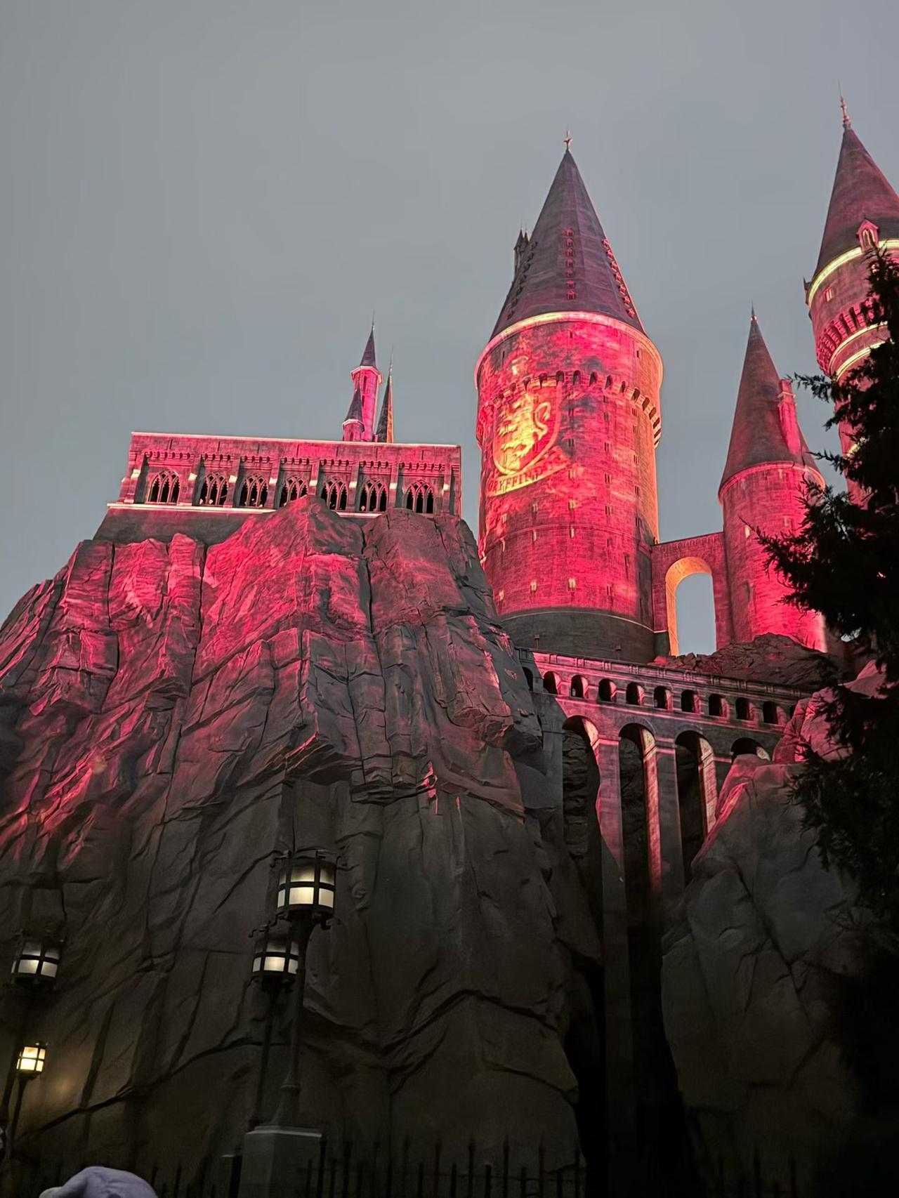北京环球影城｜霍格沃茨的红色魔法夜晚上的霍格沃茨城堡，绝对是北京环球影城最