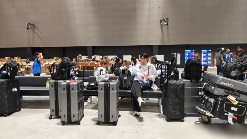 韩国人站在赛场上听国歌，听着听着脸色全变了，手直接放了下来。日本组委会播错了，放的是朝鲜国歌。旋律一
