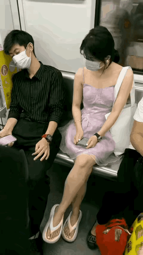 地铗上的一幕太意外了这女子也真的胆大一番操作后居然加了好友地爬行