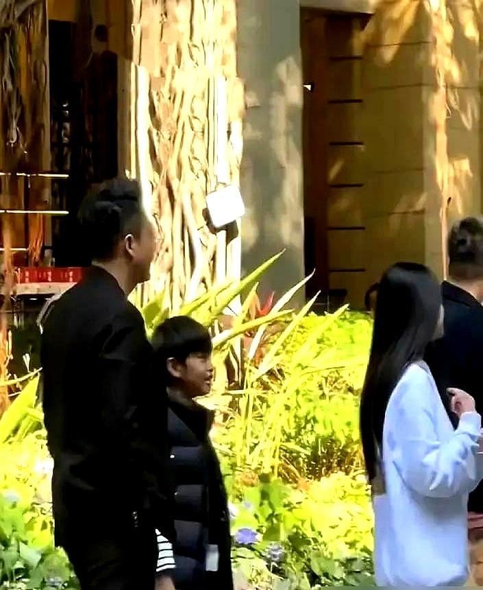 法院那边刚冻结完资产，汪小菲转身就给女儿买了件16万的外套。一件Moncl