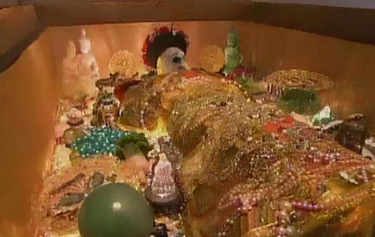 1945年11月，盗墓贼王绍义带人闯入东陵同治帝惠陵地宫，扒光头戴凤冠、一身朝服