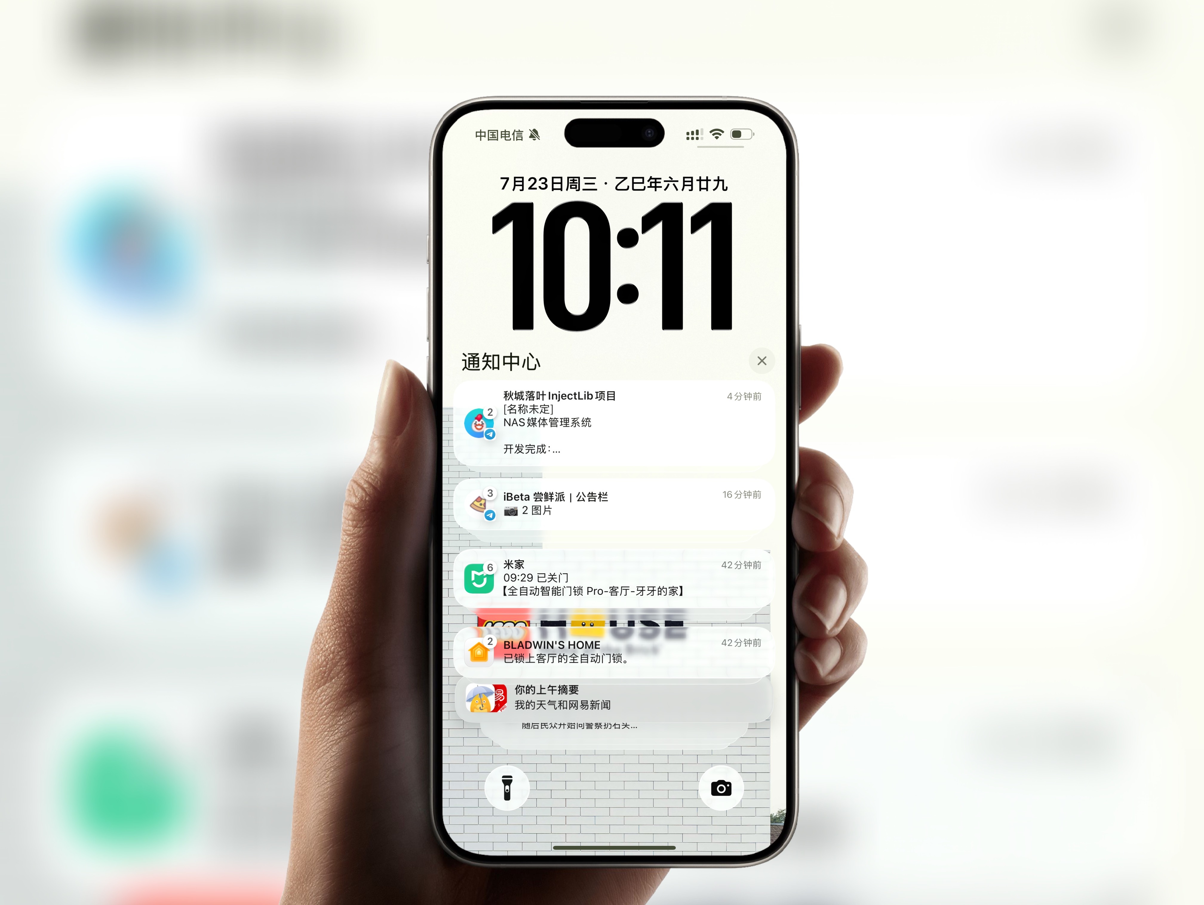 iOS26beta4进一步优化了易读性问题。深色壁纸字体是黑色，透明效果