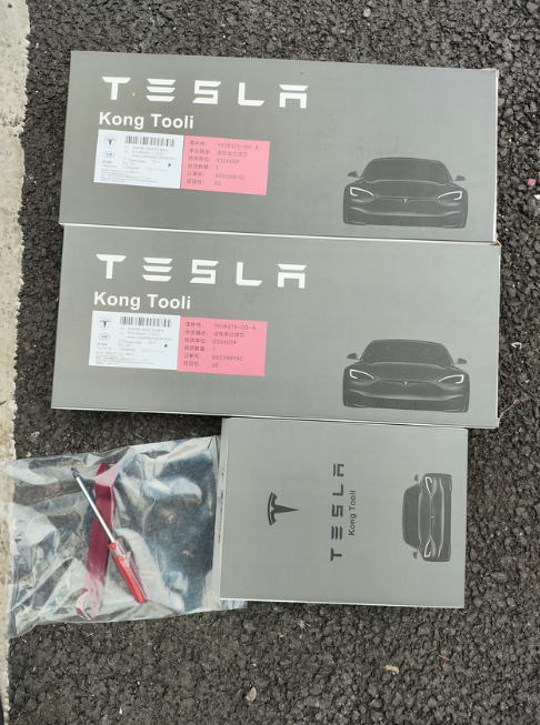 自己动手更换空调滤芯买车一年多了，App提示要更换空滤了，问了下特斯拉服务中