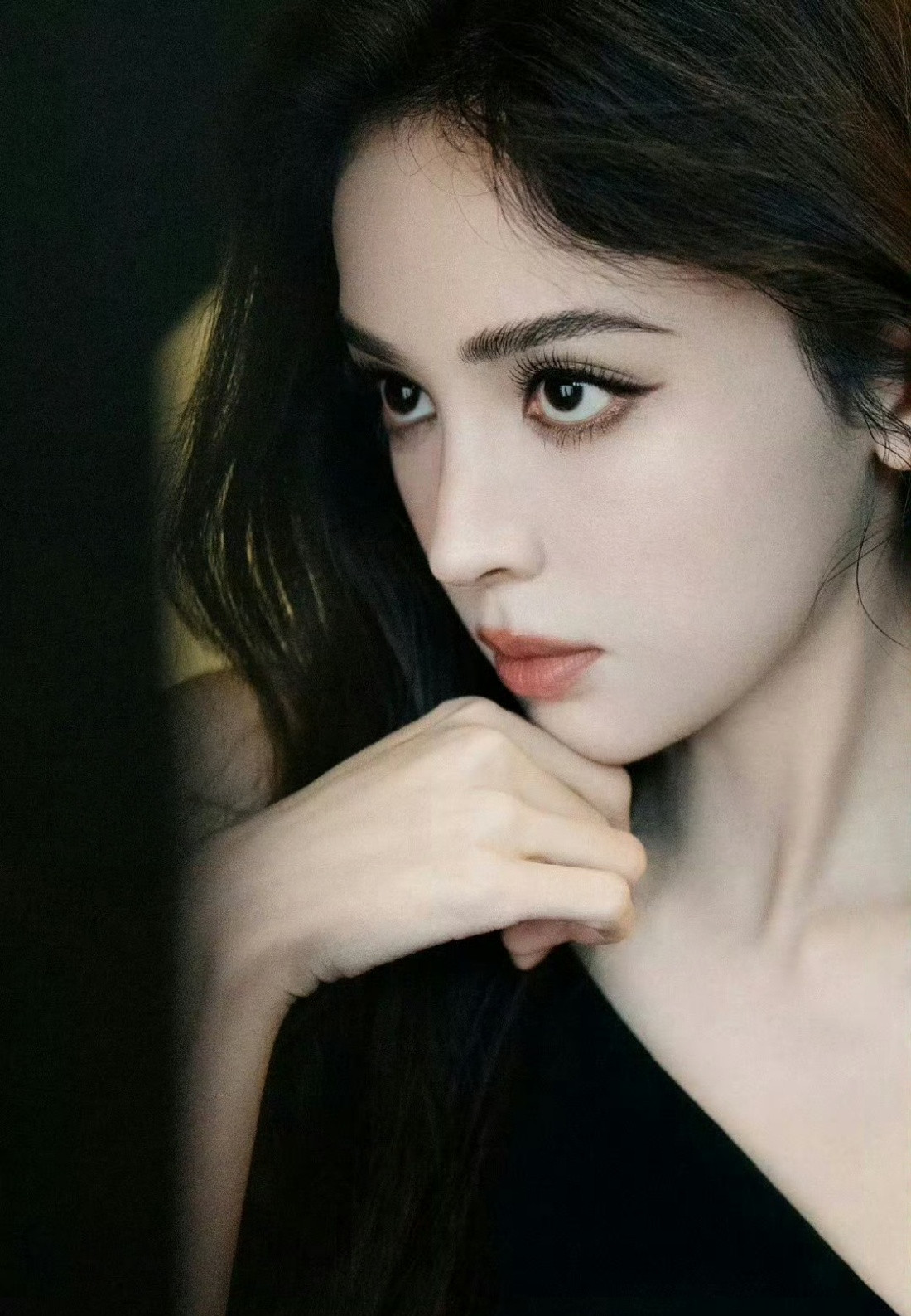 娜扎不会贴假睫毛，我愿意成为姐姐的专属化妆师不要钱[doge][doge]​​