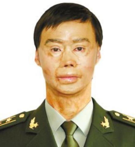 请为伟大的英雄梁强同志点赞！1995年，他抱走一团火，救了一车人，27名乘客得救