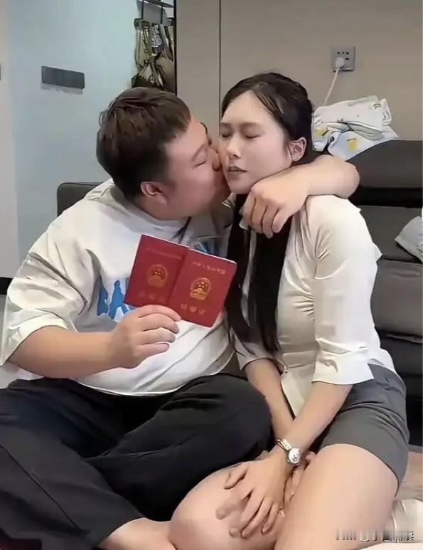 哈哈，证都领了还这么矜持，估计这女孩还是一个黄花大闺女吧？